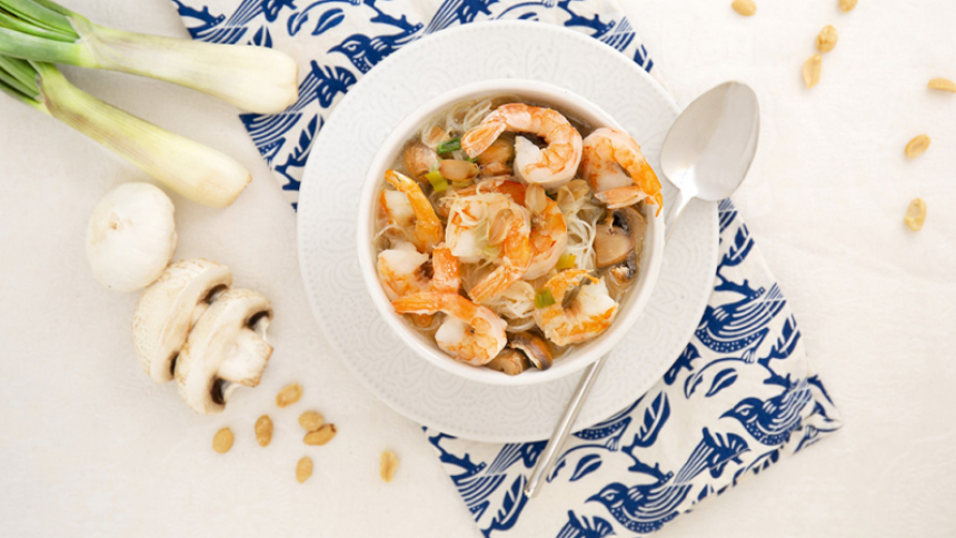 Sopa de camarones con tallarines de arroz con maní - Recetas Lider